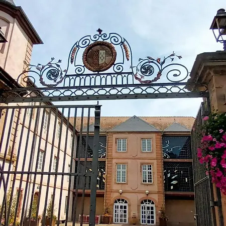 Au Jardin De La Maison Des Soeurs Bed & Breakfast *